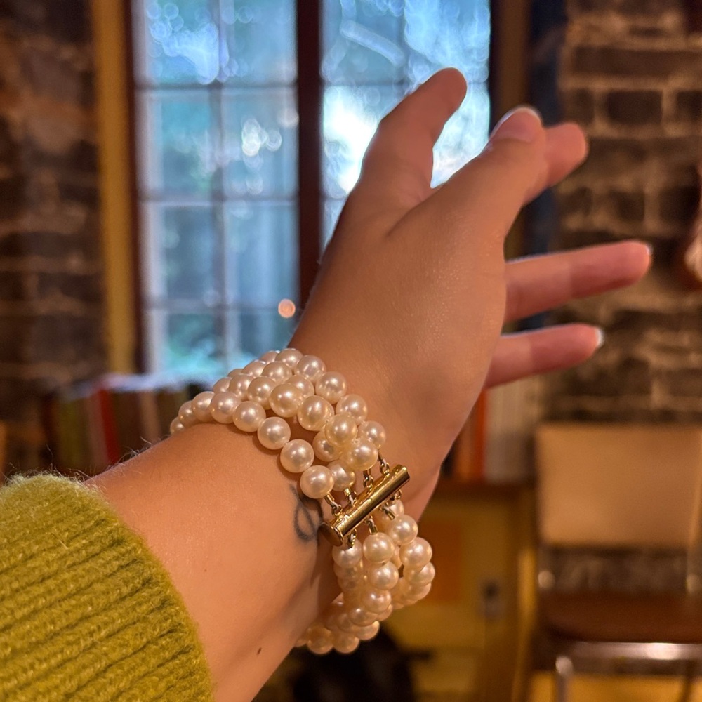 Elegant Pearl Bracelet with Gold Clasp
